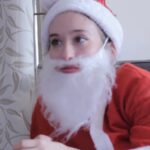 Victoria Martín Instagram - Yo vestida de Papá Noel, pensado en entrar en tu casa a robarte todos tus regalos, aquí no sabía todo lo que se venía. Este año, que estamos todos más "Loles León" que nunca, os mando muchísimo cariño con esta Santa Claus de la suerte. Si la miras fijamente, durante más de 5 segundos, tendrás ladillas en 7 días exactos. Para que pases el fin de año acompañada y no sola. No me deis las gracias por mi salvaje solidaridad. Este 2021, ha sido bastante infecto y loco (con cosas buenas, claro, pero eso no reduce la toxicidad y la ansiedad que nos ha producido a todas) y no sé si el 2022 será mejor, es obvio que estamos todos demenciados. Caminando con los ojos inyectados en sangre sin saber muy bien qué hacemos ni por qué. Yo estoy a 5 segundos de salir a la calle desnuda a gritar que, por favor, me abduzcan. El sentimiento, creo, que es colectivo. "Mal de muchos, consuelo de tontos", pues seré tonta, pero a mi saber que todos estamos igual, me hace sentirme un poco más acompañada. Soy mediocre, lo sé. Feliz Navidad, peña. Os mando ánimo. Muchos besos y cuidaros. 💜✌🏼