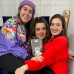 Victoria Martín Instagram - Aquí estamos juntitas en un baño las supremas de Móstoles. Mis amigas invisibles que son unas brasas, no me las quito de encima ni queriendo. Pero las quiero. @lalachus3 @percebesygrelos. A mi buyuya manchega le he regalaó una Anabelle y me ha dicho que es una chusta. A caballo regalado no le mires el dentado, warra. @fnac_esp # ad. #NavidadFnac