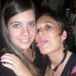 Victoria Martín Instagram - Hoy que estoy un poco "Loles León", me he puesto a rebuscar entre las fotos que tenía con 16 MALDITOS años y he encontrado este documento gráfico con mi amiga S. (SANDRA). Ella no da tanta lástima como yo, porque, como podéis comprobar, soy una persona que intentaba (y que intento) encajar en todo: en ser choni (piercing que brillaba en la oscuridad, que ya hay que ser impresentable, adorno del que además parece que me jactaba porque sacaba la lengua, que esto me parece de demanda judicial, y moño con gomina giorgi), pija (con el colgante de TOUS) y gótica (con las uñas negras). Por favor, ¿qué clase de ser infecto era y sigo siendo? ¿Quién soy? Pues gilipollas. BESOS. Siento semejante captura.
