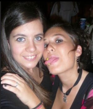 Victoria Martín Instagram - Hoy que estoy un poco "Loles León", me he puesto a rebuscar entre las fotos que tenía con 16 MALDITOS años y he encontrado este documento gráfico con mi amiga S. (SANDRA). Ella no da tanta lástima como yo, porque, como podéis comprobar, soy una persona que intentaba (y que intento) encajar en todo: en ser choni (piercing que brillaba en la oscuridad, que ya hay que ser impresentable, adorno del que además parece que me jactaba porque sacaba la lengua, que esto me parece de demanda judicial,  y moño con gomina giorgi), pija (con el colgante de TOUS) y gótica (con las uñas negras). Por favor, ¿qué clase de ser infecto era y sigo siendo? ¿Quién soy? Pues gilipollas. BESOS. Siento semejante captura.