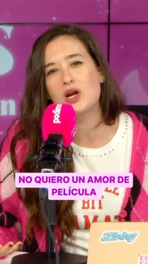 Victoria Martín Instagram - No quiero un amor de película, quiero un amor normal, una hipoteca a 30 años y saber qué va a pasar al día siguiente. No me des "emoción" dame PLACAS SOLARES. A veces, es más valiente quedarse que irse. 💜 

Malas personas solo en @podimo_es