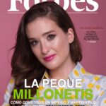 Victoria Martín Instagram - POR FIN salgo en la portada de la revista @forbes_es Muchísimas gracias a todas las personas a las que NO he pagado para llegar hasta aquí. Muchísimas gracias a Andorra que me ha permitido tributar más barato para ganar buena virutita. No me gusta compartir. Tengo muchos gastos. Me estoy haciendo el láser en los pelos de la barbilla. Y paro ya, que esto de ganar dinero sin hacer nada es agotador 🥵 📸@errebeene 💄@miguelbling