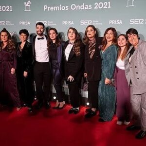 Victoria Martín Instagram - Ayer en los ondas con la mejor peñita del mundo haciéndonos unas fotillos con la parien y las amigas. Es una suerte currar con ellas porque son las mejores💜💜💜Se te echó de menos @marisa_perez_76 

He subido todas las fotos mal. Tengo 273 años.  Gracias @raulruda por no dejarme ir hecha un cuadro. 💜 🧥Traje @iceplayofficial @viacomunicacion 
Camisa y bolso  @karllagerfeld 
Zapatos @gaudiofficial @brandgrouppress