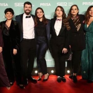 Victoria Martín Instagram - Ayer en los ondas con la mejor peñita del mundo haciéndonos unas fotillos con la parien y las amigas. Es una suerte currar con ellas porque son las mejores💜💜💜Se te echó de menos @marisa_perez_76 

He subido todas las fotos mal. Tengo 273 años.  Gracias @raulruda por no dejarme ir hecha un cuadro. 💜 🧥Traje @iceplayofficial @viacomunicacion 
Camisa y bolso  @karllagerfeld 
Zapatos @gaudiofficial @brandgrouppress