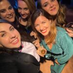 Victoria Martín Instagram - Ayer en los ondas con la mejor peñita del mundo haciéndonos unas fotillos con la parien y las amigas. Es una suerte currar con ellas porque son las mejores💜💜💜Se te echó de menos @marisa_perez_76 He subido todas las fotos mal. Tengo 273 años. Gracias @raulruda por no dejarme ir hecha un cuadro. 💜 🧥Traje @iceplayofficial @viacomunicacion Camisa y bolso @karllagerfeld Zapatos @gaudiofficial @brandgrouppress