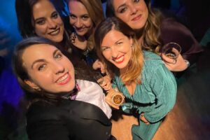 Victoria Martín Instagram - Ayer en los ondas con la mejor peñita del mundo haciéndonos unas fotillos con la parien y las amigas. Es una suerte currar con ellas porque son las mejores💜💜💜Se te echó de menos @marisa_perez_76 

He subido todas las fotos mal. Tengo 273 años.  Gracias @raulruda por no dejarme ir hecha un cuadro. 💜 🧥Traje @iceplayofficial @viacomunicacion 
Camisa y bolso  @karllagerfeld 
Zapatos @gaudiofficial @brandgrouppress