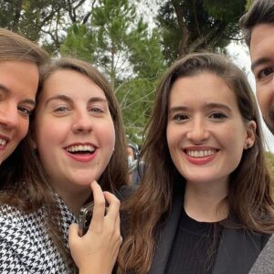 Victoria Martín Instagram - Ayer en los ondas con la mejor peñita del mundo haciéndonos unas fotillos con la parien y las amigas. Es una suerte currar con ellas porque son las mejores💜💜💜Se te echó de menos @marisa_perez_76 

He subido todas las fotos mal. Tengo 273 años.  Gracias @raulruda por no dejarme ir hecha un cuadro. 💜 🧥Traje @iceplayofficial @viacomunicacion 
Camisa y bolso  @karllagerfeld 
Zapatos @gaudiofficial @brandgrouppress