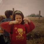 Victoria Martín Instagram - Me pasó esta foto mi amiga A. (Araceli). Soy yo con 9 años, estirando un chicle y con una sudadera de piolín. También llevaba la diadema que usábamos todas, con la que parecíamos El Arrebato. El círculo que se cierra. Fui una niña bastante feliz, la verdad. Lo que más me gustaba hacer era planear golpes de estado y comer picatostes, como a cualquier niña normal. ¿Os imagináis que ahora digo eso de "no perdáis al niño que hay en vosotros"? Claro que no voy a decir algo así, porque no soy una pedazo de sinvergüenza. Si ahora me encontrase con esa Victoria, estoy segura de que me pegaría tremenda patada en la espinilla y me escupiría en las zapatillas. No por nada, sino porque siempre fui, soy y seré una tremenda cabrona. Besos.