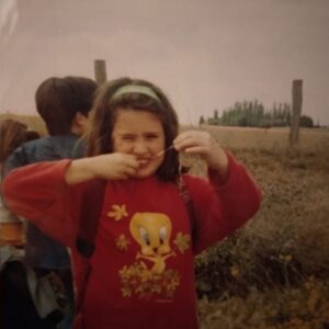 Victoria Martín Instagram - Me pasó esta foto mi amiga A. (Araceli). Soy yo con 9 años, estirando un chicle y con una sudadera de piolín. También llevaba la diadema que usábamos todas,  con la que parecíamos El Arrebato. El círculo que se cierra. Fui una niña bastante feliz, la verdad. Lo que más me gustaba hacer era planear golpes de estado y comer picatostes, como a cualquier niña normal. ¿Os imagináis que ahora digo eso de "no perdáis al niño que hay en vosotros"? Claro que no voy a decir algo así, porque no soy una pedazo de sinvergüenza. Si ahora me encontrase con esa Victoria, estoy segura de que me pegaría tremenda patada en la espinilla y me escupiría en las zapatillas. No por nada, sino porque siempre fui, soy y seré una tremenda cabrona. Besos.