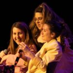 Victoria Martín Instagram - Registro este carrusel para que no se me olvide NADA y cuando sea vieja poder contarle a los jubilados y jubiladas, borracha como un piojo, lo que hemos vivido @percebesygrelos y yo con el live de @estirandoelchicle. JODER ES QUE ESTÁ SIENDO LA HOSTIA y ahora que sabemos que quedan pocos bolos lo vivimos aún más. Ha merecido la pena todo. 💜