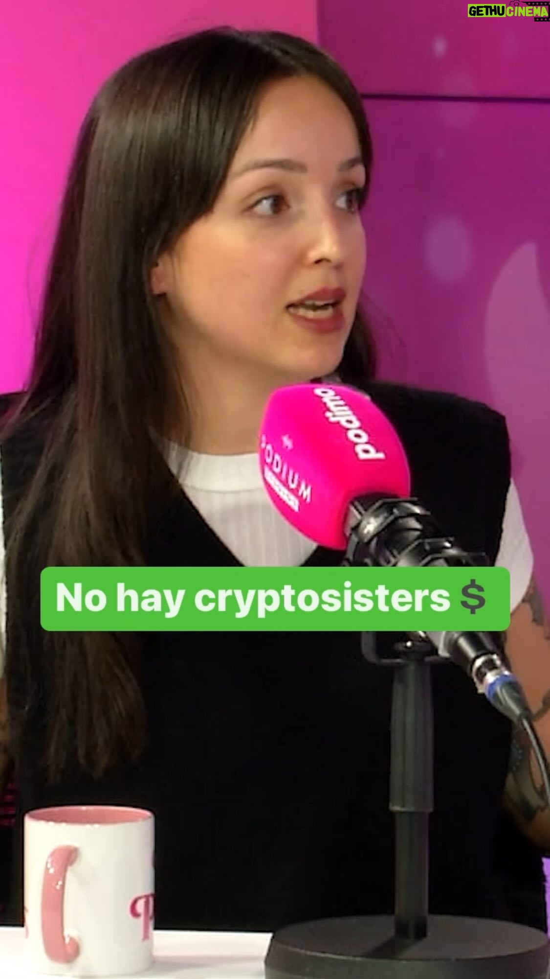 Victoria Martín Instagram - En el próximo episodio de Malas Personas en @podimo_es hablo con @sindytakanashi de la culpa: la herramienta más útil para tenernos controladas. SUDEMOS DE LA CULPA, MEEMOS CONTRA EL VIENTO, COMAMOS CON LAS MANOS. Bueno, o haced lo que queráis pero sin culpa.