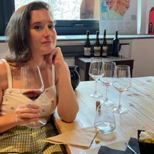 Victoria Martín Instagram - Nos hemos venido a Sicilia, una isla preciosa con mil cosas que ver, a realizar lo que podría hacer en cualquier otro sitio: CHUZARME. En la primera foto estoy en una especie de cata, porque hacemos planes de ancianos (los mejores), se supone que había únicamente que probar las 180 copas que te ponían, yo me las bebí porque el señor no lo explicó bien. En la segunda somos nosotros en una foto de amor verdadero: Babi y Hache en viejos. Las demás ya no me acuerdo. Por cierto, los pantalones esos se los copié a @lara_rlz porque no tengo personalidad en la moda y ella sí. PD: Sicilia es de las cosas más bonitas que he visto y, si investigas bien, cero cara. Eso sí, tienes que investigar porque si vas al turisteo te pegan unos palos que te dejan fina por pardilla. Besos y abrazos.