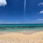Victoria Martín Instagram – Fuerteventura es muy bonito. Lo que más me ha gustado es hacer de T en el aeropuerto para que ponga FUET. En la foto 2 estoy enfadada y llena de polvo porque a @nachoppardo se le ocurrió que era una gran idea montar en boggie. No lo era. Lo odié. Pero a los alemanes y nacho les encantó. En la foto 9 estoy posando delante de la casa de los winter que es espeluznante todo lo que cuentan de ella (miradlo). Da bastante miedo. Sinceramente, ojalá no volviera a trabajar jamás. No tengo interés ninguno. Besos y abrazos.