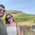 Victoria Martín Instagram - Nos hemos venido a Sicilia, una isla preciosa con mil cosas que ver, a realizar lo que podría hacer en cualquier otro sitio: CHUZARME. En la primera foto estoy en una especie de cata, porque hacemos planes de ancianos (los mejores), se supone que había únicamente que probar las 180 copas que te ponían, yo me las bebí porque el señor no lo explicó bien. En la segunda somos nosotros en una foto de amor verdadero: Babi y Hache en viejos. Las demás ya no me acuerdo. Por cierto, los pantalones esos se los copié a @lara_rlz porque no tengo personalidad en la moda y ella sí. PD: Sicilia es de las cosas más bonitas que he visto y, si investigas bien, cero cara. Eso sí, tienes que investigar porque si vas al turisteo te pegan unos palos que te dejan fina por pardilla. Besos y abrazos.