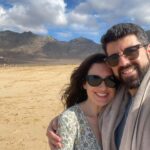 Victoria Martín Instagram - Fuerteventura es muy bonito. Lo que más me ha gustado es hacer de T en el aeropuerto para que ponga FUET. En la foto 2 estoy enfadada y llena de polvo porque a @nachoppardo se le ocurrió que era una gran idea montar en boggie. No lo era. Lo odié. Pero a los alemanes y nacho les encantó. En la foto 9 estoy posando delante de la casa de los winter que es espeluznante todo lo que cuentan de ella (miradlo). Da bastante miedo. Sinceramente, ojalá no volviera a trabajar jamás. No tengo interés ninguno. Besos y abrazos.