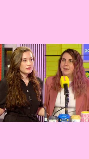 Victoria Martín Instagram - EMPIEZA LA T6 DEL CHICLE ✨ El DOMINGO 14 de enero en Youtube, Spotify, Apple Podcasts e Ivoox, comienza la SEXTA temporada de Estirando el chicle. Y si no te gusta esperar a los domingos, el MARTES 9 de enero en @podimo_es puedes verlo por adelantado en exclusiva en audio y vídeo. 

Así que ya sabéis: a partir del día 9 de este mes, nuevos episodios de Estirando el chicle, con nuestras colaboradoras de siempre y los domingos, como siempre, la misa 🙏🏼 Con Tronchi y Monchi… o no.

Gracias a Alberto Casado (@alberto_casado) de @pantomimafull por prestarse a esta memez, te queremos aunque sea solo de segunda opción 💖