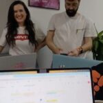 Victoria Martín Instagram – Malas Personas acaba de ganar un Ondas a mejor vídeo podcast y así estábamos en @livingprodu , casi nos cagamos vivos. Un proyecto hecho con gente que es la mejor y con la que currar es un sueño. Gracias @podimo_es y @podiumstudios por confiar en este proyecto y poner monedas. 💜💜💜💜

 Toda la peñita que somos en malas (los mejores) 

Produccion: @nachoppardo @fotolatria @dianadelu 
Guion: @guille_magan @lulagomezfem 
Realización y postpo: @_mx.visuals_ @sergiowoodprint 
Padre Carmen: @carmenromp 
Vestu: @perle.rebecca 
Maquillaje: @almudenagarbel 
Redes sociales: @susisga 
Fotos promocionales: @carlosvillarejo
En colaboración con: @agenciadegenyas 
En T1: @beapolom @marisa_perez_76 @yunezchaib 

Y también todas las personas que han pasado por el podcast a contar cuando fueron más gusanas.