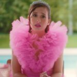 Victoria Martín Instagram - Estoy agotada de ser una persona tan maravillosa y concienciada, por eso me he montado un podcast que va a ser mi refugio para descansar de mi papel como ser de luz y mujer santa. Mi hueco para estar en confianza, habrá chapa en solitario y en compañía. MALAS PERSONAS En @podimo_es cada 15 días. PD: Claramente, no necesitamos otro podcast, pero mi propósito es reventar la industria y que nos vayamos todos a tomar por culo. También quería que hubiese un podcast de una persona con glamour, que la mayoría de podcasters parecen sacados de una caja de gusanos de seda. ¿Por qué en Podimo? Porque me pagan jejejejejje. Un beso. ✨ESTRENO JUEVES 13✨ MALAS PERSONAS es un podcast original de Podimo producido por Living Producciones y Podium Studios. CRÉDITOS VÍDEO: Director/Productor: @nachoppardo AD: Juan Albarracín Producer: @fotolatria Jefe producción: @perdonalashoras Ayte producción: @soyandreagolo Aux producción: Erika Sanz Aux producción: Kike Suárez Aux producción: Julio Ortiz Aux producción: @silvia.cdm DoP: @yousef__daoud Foquista: @peibolmatic Aux cámara: Pablo Tuche Steady: @albertopellicersteady Director arte: @manuelbenavidesarte Ayte arte: Santiago García Vestuario: @perle.rebecca Ayte vestuario: @adina.ghebosu Vestido: @oscarpenadesigner Maquillaje y peluquería: @almudenagarbel Jefe eléctricos: @robertitoalonso Eléctrico: David Martínez Eléctrico: Francisco Ruiz Grupista: Javier Madrid Sonido directo y postpo: @joseplaza_sound Montaje: Juan Carlos Moreno / @jacaranda_publicidad Color: @tgimenez_color / @colorenmovimiento Foto fija: @saravirumbrales Catering: Miss Costillas Cámara: Welab Iluminación: Kilowatios Transportes y mat. produ: Rolling Casting: Temps Vans: Vans on set PRL: Geseme Gestoría: Línea de Gestión Walkies: Tecnitrán Cast: Mayordomo: Pablo Herrero Padre: Jorge López Maquilladora: @silviadiegopardo Victoria Martín
