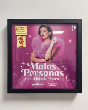 Victoria Martín Instagram - Malas Personas acaba de ganar un Ondas a mejor vídeo podcast y así estábamos en @livingprodu , casi nos cagamos vivos. Un proyecto hecho con gente que es la mejor y con la que currar es un sueño. Gracias @podimo_es y @podiumstudios por confiar en este proyecto y poner monedas. 💜💜💜💜

 Toda la peñita que somos en malas (los mejores) 

Produccion: @nachoppardo @fotolatria @dianadelu 
Guion: @guille_magan @lulagomezfem 
Realización y postpo: @_mx.visuals_ @sergiowoodprint 
Padre Carmen: @carmenromp 
Vestu: @perle.rebecca 
Maquillaje: @almudenagarbel 
Redes sociales: @susisga 
Fotos promocionales: @carlosvillarejo
En colaboración con: @agenciadegenyas 
En T1: @beapolom @marisa_perez_76 @yunezchaib 

Y también todas las personas que han pasado por el podcast a contar cuando fueron más gusanas.