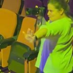 Victoria Martín Instagram - Registro este carrusel para que no se me olvide NADA y cuando sea vieja poder contarle a los jubilados y jubiladas, borracha como un piojo, lo que hemos vivido @percebesygrelos y yo con el live de @estirandoelchicle. JODER ES QUE ESTÁ SIENDO LA HOSTIA y ahora que sabemos que quedan pocos bolos lo vivimos aún más. Ha merecido la pena todo. 💜