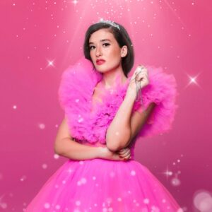 Victoria Martín Instagram - *Princess coñiti* Lo que más me gusta: ser discreta. Mañana os cuento una cosa. Un proyecto nuevo que he montado como excusa para poder ponerme una Tiara y un vestido de princesa. Sinceramente, en este punto de mi vida no llevar tiara me parece una maldita ordinariez. ✨👑

El vestido es de @oscarpenadesigner ✨
📸  1. @carlosvillarejo 2. @saravirumbrales 
👗 @perle.rebecca 
💄 @almudenagarbel