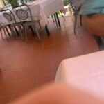 Victoria Martín Instagram - Nos hemos venido a Sicilia, una isla preciosa con mil cosas que ver, a realizar lo que podría hacer en cualquier otro sitio: CHUZARME. En la primera foto estoy en una especie de cata, porque hacemos planes de ancianos (los mejores), se supone que había únicamente que probar las 180 copas que te ponían, yo me las bebí porque el señor no lo explicó bien. En la segunda somos nosotros en una foto de amor verdadero: Babi y Hache en viejos. Las demás ya no me acuerdo. Por cierto, los pantalones esos se los copié a @lara_rlz porque no tengo personalidad en la moda y ella sí. PD: Sicilia es de las cosas más bonitas que he visto y, si investigas bien, cero cara. Eso sí, tienes que investigar porque si vas al turisteo te pegan unos palos que te dejan fina por pardilla. Besos y abrazos.