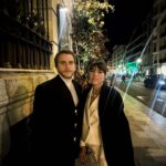 Victoria Maurette Instagram – Finalmente se estrenó La Sociedad De La Nieve, película que relata lo sucedido en la famosa tragedia de los Andes. Emocionada es poco, me siento parte de esta película aunque no aparezca en pantalla. Estuve acompañando a mi amor incondicional @ondabuena desde el principio. Desde filmarlo en sus primeros castings para la película, viajar en familia a pasar las fiestas en barcelona, trasladarnos despues a Sierra Nevada con frío, que nos agarre covid, sufrir la distancia eterna, ir juntos a los festivales…hasta hoy que ya está disponible en cines.
Esta maravillosa obra de arte nos trajo muchxs amigxs nuevos, nos ha cambiado la vida la verdad. Fue un desafío y por momentos parecía que esta historia iba a arrasar con todo pero por suerte sobrevivimos, supimos sobrellevar los momentos malos y convertirlos en luz.
Te amo @ondabuena sos admirable en todo lo que haces, como te aman tus compañeros y todas las personas con las que compartiste algún momento. Es increíble ver todo el amor que te tienen y me siento afortunada de tenerte a mi lado. Que me aceptes en todas mis formas, gracias…más por favor🙌🏽
Felicitaciones a todo el elenco y al equipo detrás de cámara. Estas obras se hacen en equipo y no saben el ENORME equipo que hubo detrás de esta película. No se la pierdan en cines porque es una joya total, y tener la oportunidad de verla en pantalla grande con sonido bueno es una experiencia única…lo digo en serio.
Vamo arriba 🙌🏽