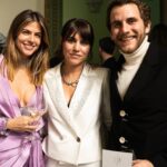 Victoria Maurette Instagram – Finalmente se estrenó La Sociedad De La Nieve, película que relata lo sucedido en la famosa tragedia de los Andes. Emocionada es poco, me siento parte de esta película aunque no aparezca en pantalla. Estuve acompañando a mi amor incondicional @ondabuena desde el principio. Desde filmarlo en sus primeros castings para la película, viajar en familia a pasar las fiestas en barcelona, trasladarnos despues a Sierra Nevada con frío, que nos agarre covid, sufrir la distancia eterna, ir juntos a los festivales…hasta hoy que ya está disponible en cines.
Esta maravillosa obra de arte nos trajo muchxs amigxs nuevos, nos ha cambiado la vida la verdad. Fue un desafío y por momentos parecía que esta historia iba a arrasar con todo pero por suerte sobrevivimos, supimos sobrellevar los momentos malos y convertirlos en luz.
Te amo @ondabuena sos admirable en todo lo que haces, como te aman tus compañeros y todas las personas con las que compartiste algún momento. Es increíble ver todo el amor que te tienen y me siento afortunada de tenerte a mi lado. Que me aceptes en todas mis formas, gracias…más por favor🙌🏽
Felicitaciones a todo el elenco y al equipo detrás de cámara. Estas obras se hacen en equipo y no saben el ENORME equipo que hubo detrás de esta película. No se la pierdan en cines porque es una joya total, y tener la oportunidad de verla en pantalla grande con sonido bueno es una experiencia única…lo digo en serio.
Vamo arriba 🙌🏽