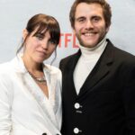 Victoria Maurette Instagram – Finalmente se estrenó La Sociedad De La Nieve, película que relata lo sucedido en la famosa tragedia de los Andes. Emocionada es poco, me siento parte de esta película aunque no aparezca en pantalla. Estuve acompañando a mi amor incondicional @ondabuena desde el principio. Desde filmarlo en sus primeros castings para la película, viajar en familia a pasar las fiestas en barcelona, trasladarnos despues a Sierra Nevada con frío, que nos agarre covid, sufrir la distancia eterna, ir juntos a los festivales…hasta hoy que ya está disponible en cines.
Esta maravillosa obra de arte nos trajo muchxs amigxs nuevos, nos ha cambiado la vida la verdad. Fue un desafío y por momentos parecía que esta historia iba a arrasar con todo pero por suerte sobrevivimos, supimos sobrellevar los momentos malos y convertirlos en luz.
Te amo @ondabuena sos admirable en todo lo que haces, como te aman tus compañeros y todas las personas con las que compartiste algún momento. Es increíble ver todo el amor que te tienen y me siento afortunada de tenerte a mi lado. Que me aceptes en todas mis formas, gracias…más por favor🙌🏽
Felicitaciones a todo el elenco y al equipo detrás de cámara. Estas obras se hacen en equipo y no saben el ENORME equipo que hubo detrás de esta película. No se la pierdan en cines porque es una joya total, y tener la oportunidad de verla en pantalla grande con sonido bueno es una experiencia única…lo digo en serio.
Vamo arriba 🙌🏽