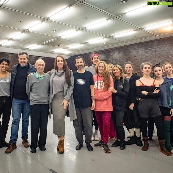Victoria Onetto Instagram - ¡Bienvenido, maestro Oscar Araiz, al Centro Provincial de las Artes Teatro Argentino! 🩰✨ Junto al director del @teatroargentinopba , Ernesto Bauer, y la directora del ballet, Fernanda Bianchi, tuvimos el honor de presenciar el ensayo de “Ballet Cuatro Tiempos” del prestigioso y talentoso maestro Araiz, que se estrenará próximamente en nuestro teatro. Estamos muy felices y es un honor tener en nuestra programación a la historia viva del ballet de la Argentina. Su trayectoria, experiencia y amor a la danza nos llena de orgullo. ¡Seguimos potenciando y promoviendo los cuerpos orgánicos provinciales! 💪🏽💖 #cultura #ProvinciadeTodos #CulturaBonaerense #OrgulloBonaerense @Kicillofok @fsaintout @buenosairescultura @provinciaba
