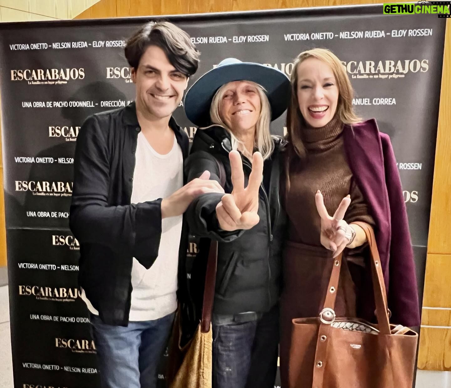Victoria Onetto Instagram - Vibramos con una nueva función de Escarabajos 🪲 Con una platea repleta vivimos la potencia del texto de @pachoodonnell El teatro es el lugar por excelencia en donde la cultura esta más viva que nunca! Gracias a todos los espectadores que nos acompañan y llenan la sala del @centroculturaldelacooperacion en cada función. Especialmente a mi querida @marina.olmi que hoy estuvo presente en la sala. Viva el teatro!! @juanmanuel____correa @nelsonorueda @eloyrossen_ @nacho_esbo @escarabajosok