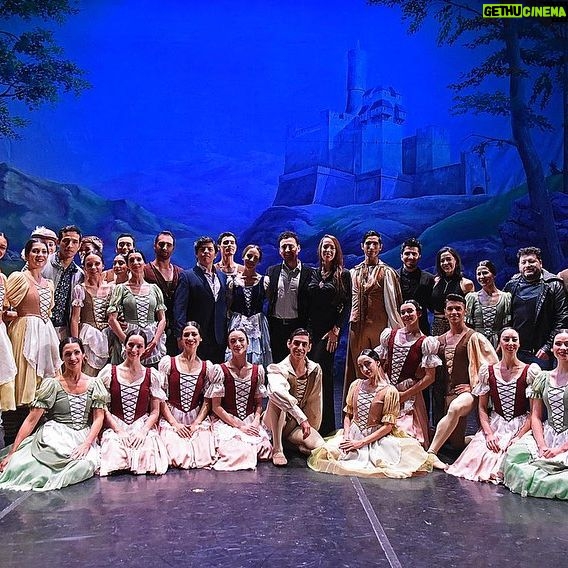 Victoria Onetto Instagram - ✨🩰 La cultura de nuestra Provincia brilló con luz propia en Bahía Blanca gracias a la presentación de “Giselle”, el emblemático ballet romántico, por el talentoso Ballet del Sur y la magnífica Orquesta Sinfónica Provincial del @oaspba 🎼 La compañía provincial de danza del Ballet del Sur, dirigida por el maestro Luis Miguel Zuñiga, hizo vibrar al célebre Teatro Municipal bahiense con su impecable técnica y entrega interpretativa arrolladora. Al calor de las notas inmortales de Adolphe Adam, ejecutadas con maestría por la Orquesta Sinfónica bajo la batuta del gran Luis Belforte. Una velada cultural de alto vuelo que engrandece las artes de nuestra querida Provincia 💖 Seguimos trabajando para poner a la cultura de la Provincia en lo más alto. La cultura es la felicidad de los pueblos. #orgullobonaerense #cultura @kicillofok @fsaintout @buenosairescultura @provinciaba @fedesusbielles @sebaberenguer @martirena.natalia @crisalvarezrod