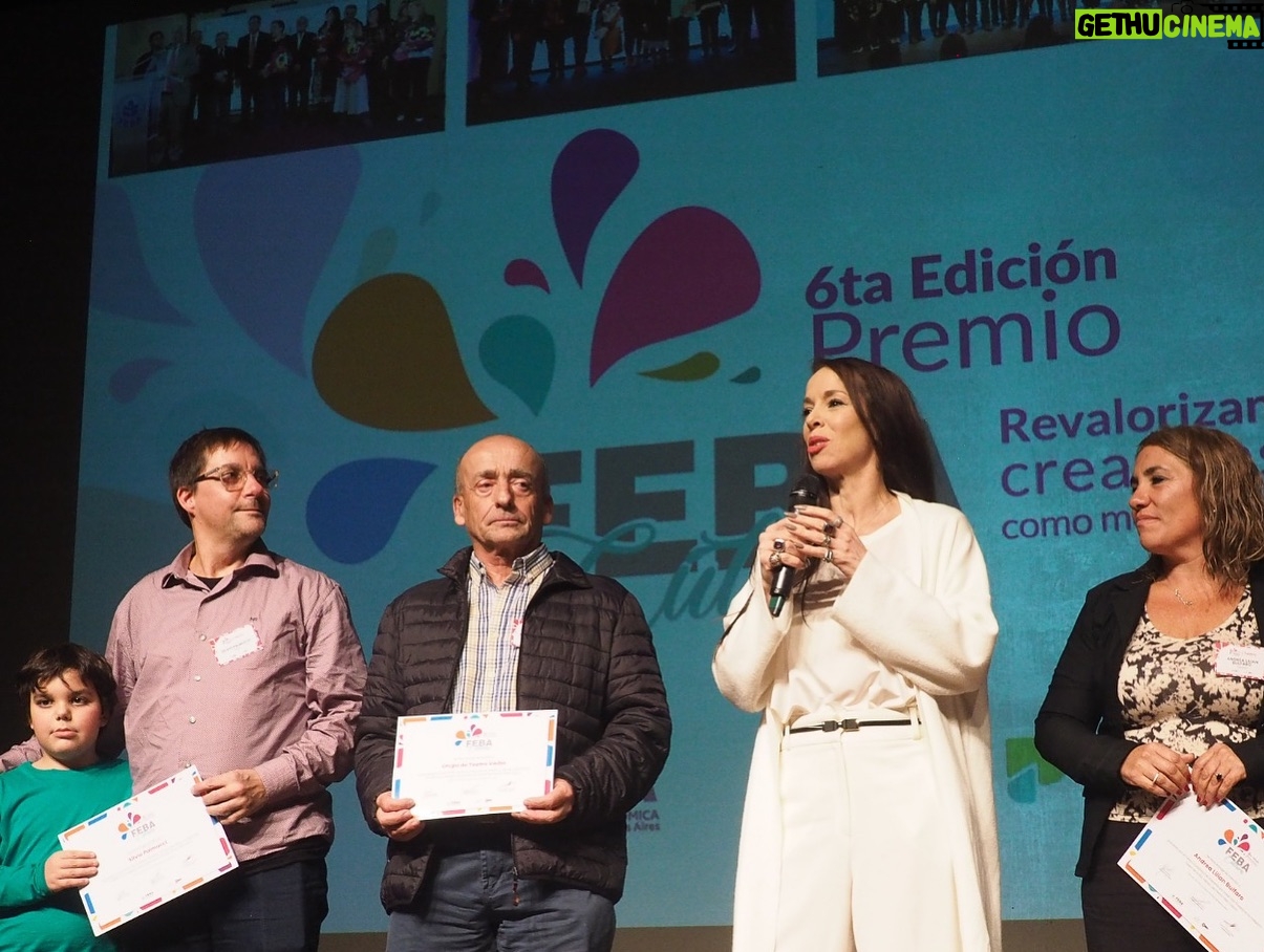 Victoria Onetto Instagram - En su sexta edición, entregamos en el hermoso @teatroargentinopba el premio @febacultura en el área de artes escénicas 🎭 Quiero felicitar particularmente a todos los y las artistas bonaerenses que llegaron como finalistas en esta convocatoria impulsada por FEBA con el objetivo de reconocerlos en sus diferentes disciplinas. Llevar adelante estos premios es imprescindible para fomentar los talentos y visibilizar a nivel territorial la gran heterogeneidad de artistas que trabajan, producen y se desarrollan en nuestra querida Provincia. También, es reconocer la importancia de la cultura, no sólo como expresión de la identidad de nuestros pueblos, sino como motor del desarrollo económico. ¡La cultura es el corazón del pueblo! ❤️ @kicillofok @augustocostaok @produccionpba @provinciaba @camiloakahale @vero_wej @silbatakis @alemoccioli