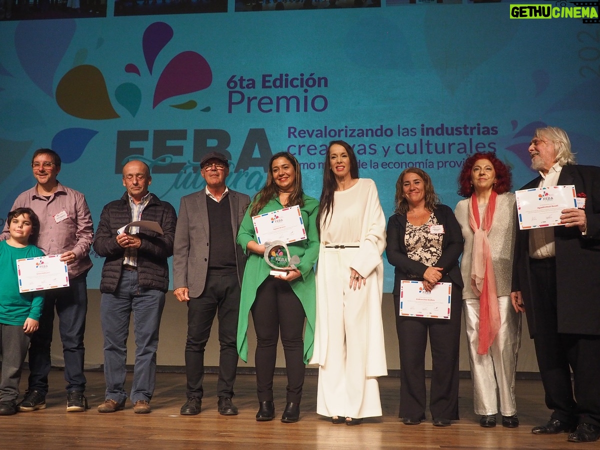 Victoria Onetto Instagram - En su sexta edición, entregamos en el hermoso @teatroargentinopba el premio @febacultura en el área de artes escénicas 🎭 Quiero felicitar particularmente a todos los y las artistas bonaerenses que llegaron como finalistas en esta convocatoria impulsada por FEBA con el objetivo de reconocerlos en sus diferentes disciplinas. Llevar adelante estos premios es imprescindible para fomentar los talentos y visibilizar a nivel territorial la gran heterogeneidad de artistas que trabajan, producen y se desarrollan en nuestra querida Provincia. También, es reconocer la importancia de la cultura, no sólo como expresión de la identidad de nuestros pueblos, sino como motor del desarrollo económico. ¡La cultura es el corazón del pueblo! ❤️ @kicillofok @augustocostaok @produccionpba @provinciaba @camiloakahale @vero_wej @silbatakis @alemoccioli