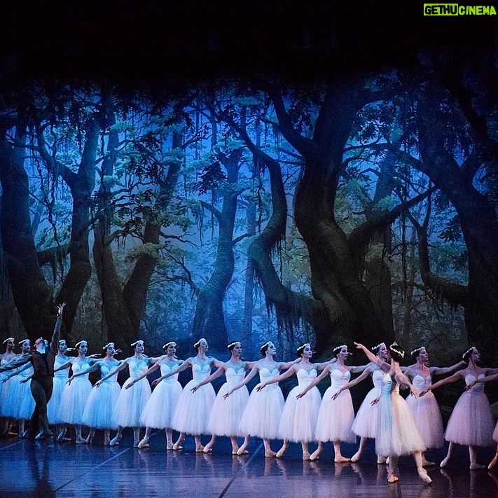 Victoria Onetto Instagram - ✨🩰 La cultura de nuestra Provincia brilló con luz propia en Bahía Blanca gracias a la presentación de “Giselle”, el emblemático ballet romántico, por el talentoso Ballet del Sur y la magnífica Orquesta Sinfónica Provincial del @oaspba 🎼 La compañía provincial de danza del Ballet del Sur, dirigida por el maestro Luis Miguel Zuñiga, hizo vibrar al célebre Teatro Municipal bahiense con su impecable técnica y entrega interpretativa arrolladora. Al calor de las notas inmortales de Adolphe Adam, ejecutadas con maestría por la Orquesta Sinfónica bajo la batuta del gran Luis Belforte. Una velada cultural de alto vuelo que engrandece las artes de nuestra querida Provincia 💖 Seguimos trabajando para poner a la cultura de la Provincia en lo más alto. La cultura es la felicidad de los pueblos. #orgullobonaerense #cultura @kicillofok @fsaintout @buenosairescultura @provinciaba @fedesusbielles @sebaberenguer @martirena.natalia @crisalvarezrod