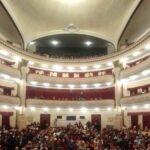 Victoria Onetto Instagram - ✨🩰 La cultura de nuestra Provincia brilló con luz propia en Bahía Blanca gracias a la presentación de “Giselle”, el emblemático ballet romántico, por el talentoso Ballet del Sur y la magnífica Orquesta Sinfónica Provincial del @oaspba 🎼 La compañía provincial de danza del Ballet del Sur, dirigida por el maestro Luis Miguel Zuñiga, hizo vibrar al célebre Teatro Municipal bahiense con su impecable técnica y entrega interpretativa arrolladora. Al calor de las notas inmortales de Adolphe Adam, ejecutadas con maestría por la Orquesta Sinfónica bajo la batuta del gran Luis Belforte. Una velada cultural de alto vuelo que engrandece las artes de nuestra querida Provincia 💖 Seguimos trabajando para poner a la cultura de la Provincia en lo más alto. La cultura es la felicidad de los pueblos. #orgullobonaerense #cultura @kicillofok @fsaintout @buenosairescultura @provinciaba @fedesusbielles @sebaberenguer @martirena.natalia @crisalvarezrod