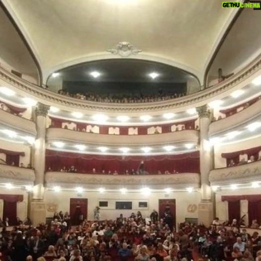 Victoria Onetto Instagram - ✨🩰 La cultura de nuestra Provincia brilló con luz propia en Bahía Blanca gracias a la presentación de “Giselle”, el emblemático ballet romántico, por el talentoso Ballet del Sur y la magnífica Orquesta Sinfónica Provincial del @oaspba 🎼 La compañía provincial de danza del Ballet del Sur, dirigida por el maestro Luis Miguel Zuñiga, hizo vibrar al célebre Teatro Municipal bahiense con su impecable técnica y entrega interpretativa arrolladora. Al calor de las notas inmortales de Adolphe Adam, ejecutadas con maestría por la Orquesta Sinfónica bajo la batuta del gran Luis Belforte. Una velada cultural de alto vuelo que engrandece las artes de nuestra querida Provincia 💖 Seguimos trabajando para poner a la cultura de la Provincia en lo más alto. La cultura es la felicidad de los pueblos. #orgullobonaerense #cultura @kicillofok @fsaintout @buenosairescultura @provinciaba @fedesusbielles @sebaberenguer @martirena.natalia @crisalvarezrod