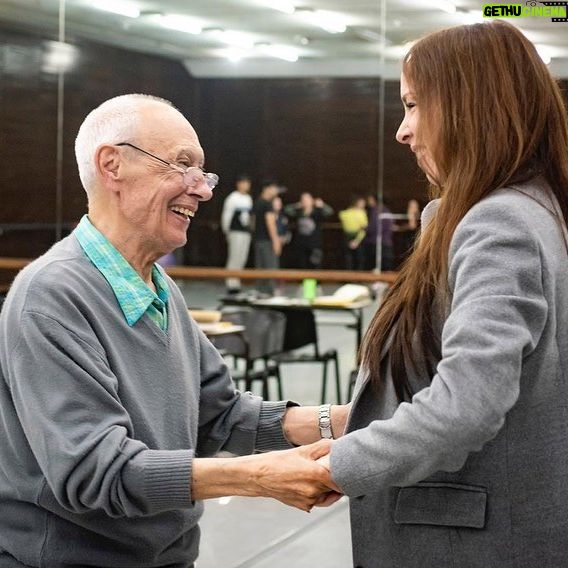 Victoria Onetto Instagram - ¡Bienvenido, maestro Oscar Araiz, al Centro Provincial de las Artes Teatro Argentino! 🩰✨ Junto al director del @teatroargentinopba , Ernesto Bauer, y la directora del ballet, Fernanda Bianchi, tuvimos el honor de presenciar el ensayo de “Ballet Cuatro Tiempos” del prestigioso y talentoso maestro Araiz, que se estrenará próximamente en nuestro teatro. Estamos muy felices y es un honor tener en nuestra programación a la historia viva del ballet de la Argentina. Su trayectoria, experiencia y amor a la danza nos llena de orgullo. ¡Seguimos potenciando y promoviendo los cuerpos orgánicos provinciales! 💪🏽💖 #cultura #ProvinciadeTodos #CulturaBonaerense #OrgulloBonaerense @Kicillofok @fsaintout @buenosairescultura @provinciaba
