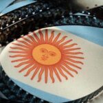 Victoria Onetto Instagram - Todos los 23 de mayo celebramos el Día Nacional del Cine 🎬 en conmemoración de la primera película argumental creada en la Argentina. “La revolución de mayo”, estrenada un día como hoy pero de 1909, constituye el comienzo de nuestra historia cinematográfica. Hoy más que nunca resulta imprescindible defender nuestro cine. Creemos fuertemente que este lenguaje artístico es una de las manifestaciones artísticas que contribuyen a la construcción de la identidad de nuestro pueblo. Como herramienta que fomenta el pensamiento crítico, apoyar y defender la industria cinematográfica nacional con toda su locomotora productiva, sus actores, actrices, cineastas, productores, montajistas y editores, es una de las principales tareas y líneas de trabajo que tenemos desde el estado provincial. El cine es una forma de expresión artística que nos conecta, nos emociona y nos transporta a diferentes mundos y realidades. El cine nos invita a encontrarnos, a imaginar y, por sobre todas las cosas, a soñar con un mundo más igualitario ❤️ #cineargentino #efemerides #díanacionaldelcine #cultura