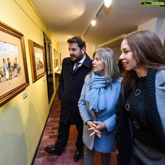 Victoria Onetto Instagram - ¡El Museo Municipal Florencio Molina Campos de la ciudad de Moreno volvió a brillar y a abrir sus puertas luego de 18 años!🎨✨ Vivimos una mañana muy emocionante junto a nuestro Gobernador @kicillofok , la Intendenta @marielfernandezmoreno, @fsaintout y @crisalvarezrod en la reapertura del Museo. A través del trabajo articulado y colectivo entre el Municipio, la gestión provincial y la intervención de la Fundación Molina Campos, logramos recuperar 133 obras y más de 1000 objetos personales del artista bonaerense para que sean exhibidos en este hermoso espacio. Trabajamos fuertemente para continuar preservando nuestro patrimonio cultural y, así, fortalecer nuestra identidad bonaerense ❤️ #ProvinciaDeTodxs #OrgulloBonaerense #CulturaBonaerense @provinciaba @buenosairescultura @juanmartinmena @waltercorreaok