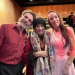 Victoria Onetto Instagram - ¡Gran noche de teatro con Escarabajos! 🎭 Anoche el público vibró junto a este texto y estos personajes intensos y complejos. Con la sala repleta, volvimos a conmovernos con la potencia del universo planteado por Pacho O’Donnell. ❤️ Un agradecimiento especial para la querida Taty Almeida por su presencia, y a las y los espectadores por el cariño con el que nos acompañan en cada presentación. El sábado 25 de mayo no te pierdas la magia de Escarabajos en el @centroculturaldelacooperacion 🎫 Entradas en el link de la bio de @escarabajosok o por www.alternativateatral.com.ar Gracias infinitas por ser parte de esta maravilla teatral semana a semana. El teatro es el ámbito por excelencia en donde la cultura está más viva que nunca 💕 El teatro es cultura viviente. ¡Viva el teatro! 👏🏽 @oscarbarneyfinn @osvaldo.santoro.14 @pablourquizaok @totamartinez @pachoodonnell @juanmanuel____correa @nelsonorueda @eloyrossen_ @nacho_esbo