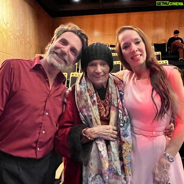 Victoria Onetto Instagram - ¡Gran noche de teatro con Escarabajos! 🎭 Anoche el público vibró junto a este texto y estos personajes intensos y complejos. Con la sala repleta, volvimos a conmovernos con la potencia del universo planteado por Pacho O’Donnell. ❤️ Un agradecimiento especial para la querida Taty Almeida por su presencia, y a las y los espectadores por el cariño con el que nos acompañan en cada presentación. El sábado 25 de mayo no te pierdas la magia de Escarabajos en el @centroculturaldelacooperacion 🎫 Entradas en el link de la bio de @escarabajosok o por www.alternativateatral.com.ar Gracias infinitas por ser parte de esta maravilla teatral semana a semana. El teatro es el ámbito por excelencia en donde la cultura está más viva que nunca 💕 El teatro es cultura viviente. ¡Viva el teatro! 👏🏽 @oscarbarneyfinn @osvaldo.santoro.14 @pablourquizaok @totamartinez @pachoodonnell @juanmanuel____correa @nelsonorueda @eloyrossen_ @nacho_esbo