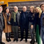 Victoria Onetto Instagram - ¡Gran noche de teatro con Escarabajos! 🎭 Anoche el público vibró junto a este texto y estos personajes intensos y complejos. Con la sala repleta, volvimos a conmovernos con la potencia del universo planteado por Pacho O’Donnell. ❤️ Un agradecimiento especial para la querida Taty Almeida por su presencia, y a las y los espectadores por el cariño con el que nos acompañan en cada presentación. El sábado 25 de mayo no te pierdas la magia de Escarabajos en el @centroculturaldelacooperacion 🎫 Entradas en el link de la bio de @escarabajosok o por www.alternativateatral.com.ar Gracias infinitas por ser parte de esta maravilla teatral semana a semana. El teatro es el ámbito por excelencia en donde la cultura está más viva que nunca 💕 El teatro es cultura viviente. ¡Viva el teatro! 👏🏽 @oscarbarneyfinn @osvaldo.santoro.14 @pablourquizaok @totamartinez @pachoodonnell @juanmanuel____correa @nelsonorueda @eloyrossen_ @nacho_esbo