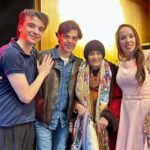 Victoria Onetto Instagram - ¡Gran noche de teatro con Escarabajos! 🎭 Anoche el público vibró junto a este texto y estos personajes intensos y complejos. Con la sala repleta, volvimos a conmovernos con la potencia del universo planteado por Pacho O’Donnell. ❤️ Un agradecimiento especial para la querida Taty Almeida por su presencia, y a las y los espectadores por el cariño con el que nos acompañan en cada presentación. El sábado 25 de mayo no te pierdas la magia de Escarabajos en el @centroculturaldelacooperacion 🎫 Entradas en el link de la bio de @escarabajosok o por www.alternativateatral.com.ar Gracias infinitas por ser parte de esta maravilla teatral semana a semana. El teatro es el ámbito por excelencia en donde la cultura está más viva que nunca 💕 El teatro es cultura viviente. ¡Viva el teatro! 👏🏽 @oscarbarneyfinn @osvaldo.santoro.14 @pablourquizaok @totamartinez @pachoodonnell @juanmanuel____correa @nelsonorueda @eloyrossen_ @nacho_esbo
