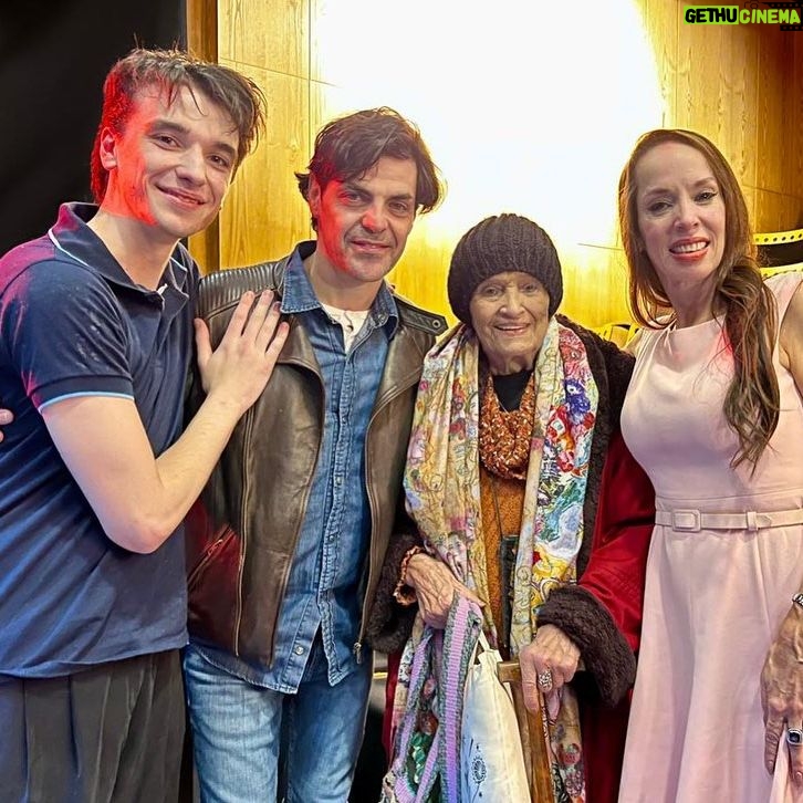 Victoria Onetto Instagram - ¡Gran noche de teatro con Escarabajos! 🎭 Anoche el público vibró junto a este texto y estos personajes intensos y complejos. Con la sala repleta, volvimos a conmovernos con la potencia del universo planteado por Pacho O’Donnell. ❤️ Un agradecimiento especial para la querida Taty Almeida por su presencia, y a las y los espectadores por el cariño con el que nos acompañan en cada presentación. El sábado 25 de mayo no te pierdas la magia de Escarabajos en el @centroculturaldelacooperacion 🎫 Entradas en el link de la bio de @escarabajosok o por www.alternativateatral.com.ar Gracias infinitas por ser parte de esta maravilla teatral semana a semana. El teatro es el ámbito por excelencia en donde la cultura está más viva que nunca 💕 El teatro es cultura viviente. ¡Viva el teatro! 👏🏽 @oscarbarneyfinn @osvaldo.santoro.14 @pablourquizaok @totamartinez @pachoodonnell @juanmanuel____correa @nelsonorueda @eloyrossen_ @nacho_esbo