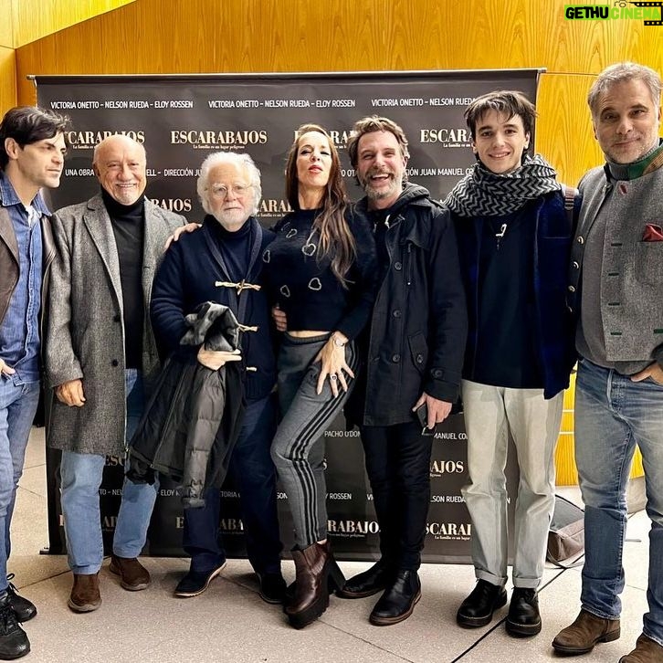 Victoria Onetto Instagram - ¡Gran noche de teatro con Escarabajos! 🎭 Anoche el público vibró junto a este texto y estos personajes intensos y complejos. Con la sala repleta, volvimos a conmovernos con la potencia del universo planteado por Pacho O’Donnell. ❤️ Un agradecimiento especial para la querida Taty Almeida por su presencia, y a las y los espectadores por el cariño con el que nos acompañan en cada presentación. El sábado 25 de mayo no te pierdas la magia de Escarabajos en el @centroculturaldelacooperacion 🎫 Entradas en el link de la bio de @escarabajosok o por www.alternativateatral.com.ar Gracias infinitas por ser parte de esta maravilla teatral semana a semana. El teatro es el ámbito por excelencia en donde la cultura está más viva que nunca 💕 El teatro es cultura viviente. ¡Viva el teatro! 👏🏽 @oscarbarneyfinn @osvaldo.santoro.14 @pablourquizaok @totamartinez @pachoodonnell @juanmanuel____correa @nelsonorueda @eloyrossen_ @nacho_esbo