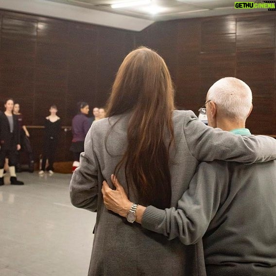 Victoria Onetto Instagram - ¡Bienvenido, maestro Oscar Araiz, al Centro Provincial de las Artes Teatro Argentino! 🩰✨ Junto al director del @teatroargentinopba , Ernesto Bauer, y la directora del ballet, Fernanda Bianchi, tuvimos el honor de presenciar el ensayo de “Ballet Cuatro Tiempos” del prestigioso y talentoso maestro Araiz, que se estrenará próximamente en nuestro teatro. Estamos muy felices y es un honor tener en nuestra programación a la historia viva del ballet de la Argentina. Su trayectoria, experiencia y amor a la danza nos llena de orgullo. ¡Seguimos potenciando y promoviendo los cuerpos orgánicos provinciales! 💪🏽💖 #cultura #ProvinciadeTodos #CulturaBonaerense #OrgulloBonaerense @Kicillofok @fsaintout @buenosairescultura @provinciaba