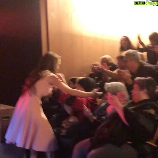 Victoria Onetto Instagram - ¡Gran noche de teatro con Escarabajos! 🎭 Anoche el público vibró junto a este texto y estos personajes intensos y complejos. Con la sala repleta, volvimos a conmovernos con la potencia del universo planteado por Pacho O’Donnell. ❤️ Un agradecimiento especial para la querida Taty Almeida por su presencia, y a las y los espectadores por el cariño con el que nos acompañan en cada presentación. El sábado 25 de mayo no te pierdas la magia de Escarabajos en el @centroculturaldelacooperacion 🎫 Entradas en el link de la bio de @escarabajosok o por www.alternativateatral.com.ar Gracias infinitas por ser parte de esta maravilla teatral semana a semana. El teatro es el ámbito por excelencia en donde la cultura está más viva que nunca 💕 El teatro es cultura viviente. ¡Viva el teatro! 👏🏽 @oscarbarneyfinn @osvaldo.santoro.14 @pablourquizaok @totamartinez @pachoodonnell @juanmanuel____correa @nelsonorueda @eloyrossen_ @nacho_esbo