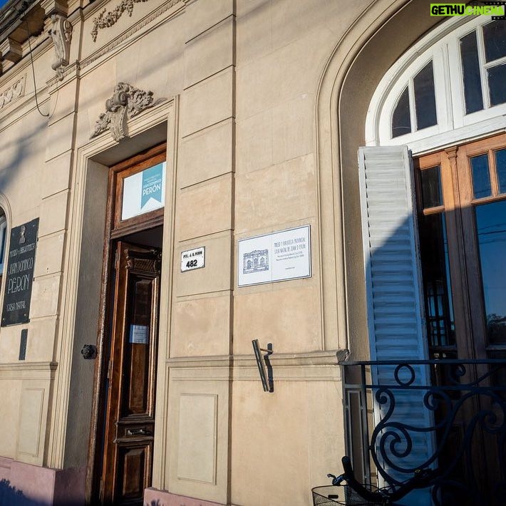 Victoria Onetto Instagram - Hoy la hermosa ciudad de Lobos cumple 222 años de su fundación 🙌🏻 En un nuevo aniversario, quiero mandarles un enorme saludo a todos los y las lobenses. En esta ciudad se encuentra nuestro querido Museo y Biblioteca Juan Domingo Perón: casa natal de Perón y orgullo de las y los bonaerenses. Espacio de encuentro que promueve la reflexión crítica, el debate y la participación de la comunidad. Un museo provincial que contribuye a la interpretación de nuestra historia y su articulación con el presente ❤️ #orgullobonaerense #identidadbonaerense @museoperonpba