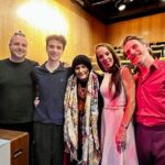 Victoria Onetto Instagram - ¡Gran noche de teatro con Escarabajos! 🎭 Anoche el público vibró junto a este texto y estos personajes intensos y complejos. Con la sala repleta, volvimos a conmovernos con la potencia del universo planteado por Pacho O’Donnell. ❤️ Un agradecimiento especial para la querida Taty Almeida por su presencia, y a las y los espectadores por el cariño con el que nos acompañan en cada presentación. El sábado 25 de mayo no te pierdas la magia de Escarabajos en el @centroculturaldelacooperacion 🎫 Entradas en el link de la bio de @escarabajosok o por www.alternativateatral.com.ar Gracias infinitas por ser parte de esta maravilla teatral semana a semana. El teatro es el ámbito por excelencia en donde la cultura está más viva que nunca 💕 El teatro es cultura viviente. ¡Viva el teatro! 👏🏽 @oscarbarneyfinn @osvaldo.santoro.14 @pablourquizaok @totamartinez @pachoodonnell @juanmanuel____correa @nelsonorueda @eloyrossen_ @nacho_esbo